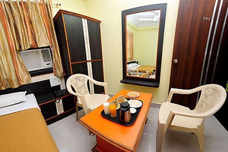 Sai Ganesh Hotel Shirdi Habitación foto